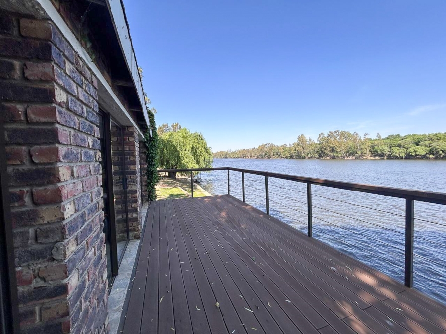 4 Bedroom Property for Sale in Lindequesdrif North West